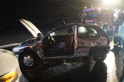Zimmern: PKW rutscht auf schneeglatter Fahrbahn in Gegenverkehr - eine Person eingeklemmt und leicht verletzt 